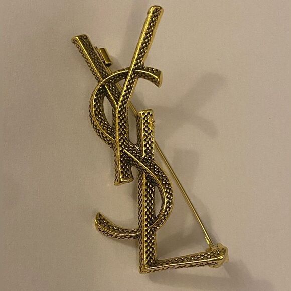 Classic Brooch - Picture 2 of 8